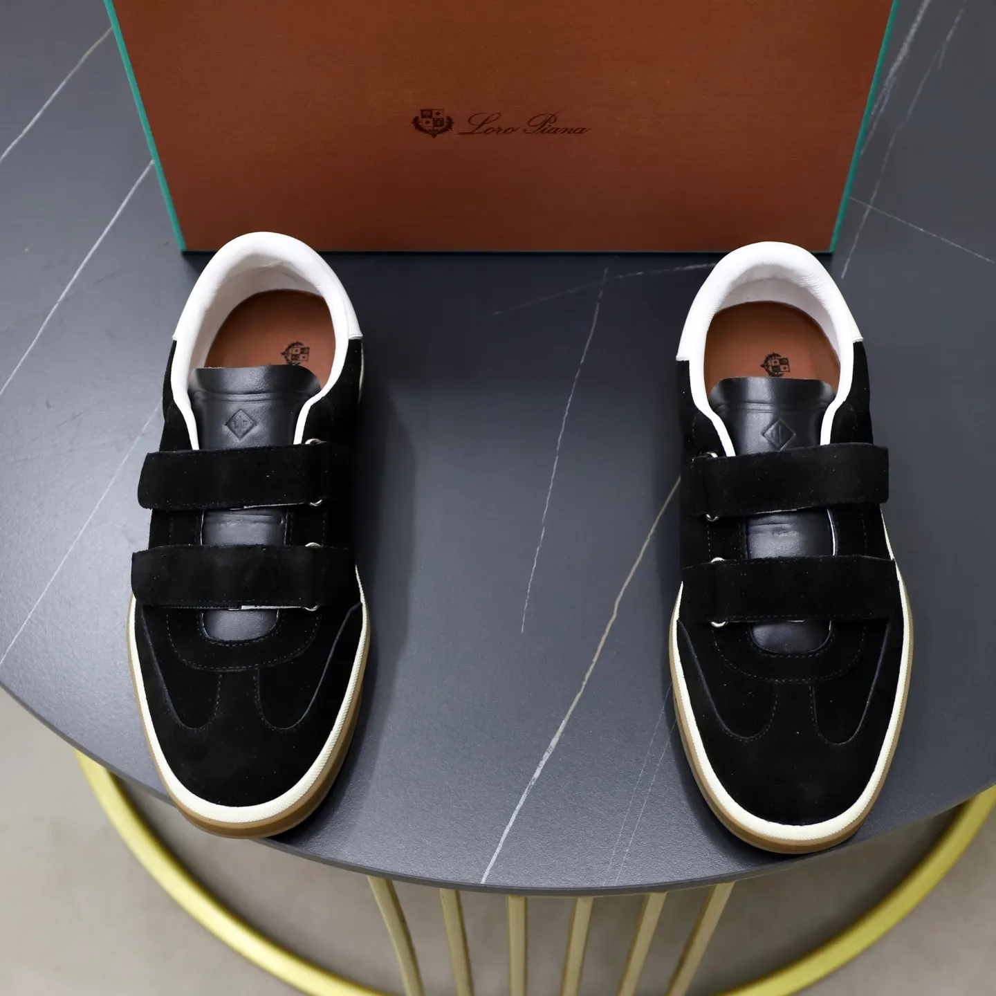 Ex-factory price: 560💰Loro Riana men’s moral training sneakers! Made from high-quality materials and designed in a low-cut silhouette, it offers an elegant and stylish look that's suitable for year-round wear. The unique double-layer sole aesthetic design, caramel cup-shaped outsole is decorated with off-white rubber trim, creating an attractive color combination. Pair with tailored pieces or jeans for a sophisticated yet casual look. The heel is decorated with soft cow leather tongue with Kummel color inserts and cotton laces with embossed LP logo. Upper: cow split suede stitching knitted fabric. Lining: original thickened soft sheepskin. Size: 38-39-40-41-42-43-44 (customized in 45.46)